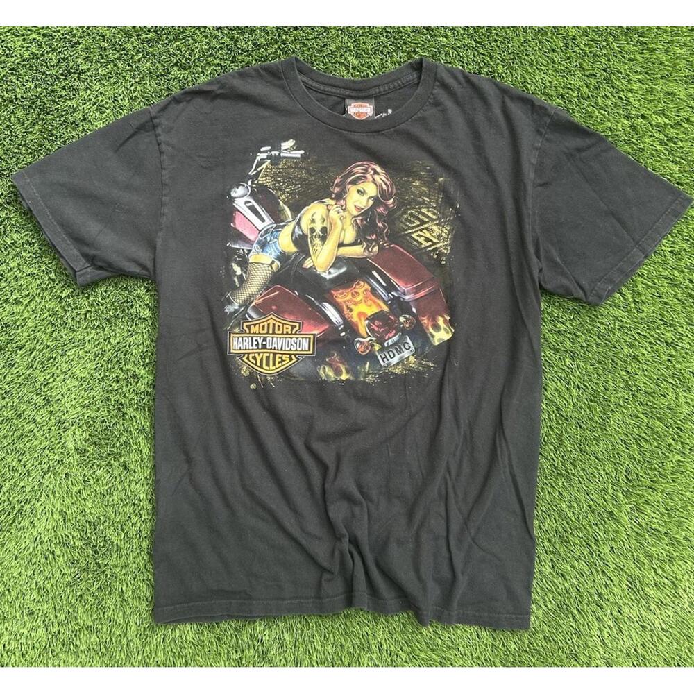 Harley Davidson Mens T-shirt hot chick on front hit. Coralville Iowa. Size XL